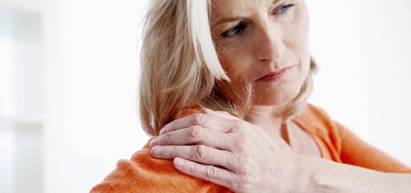 woman with shoulder pain
