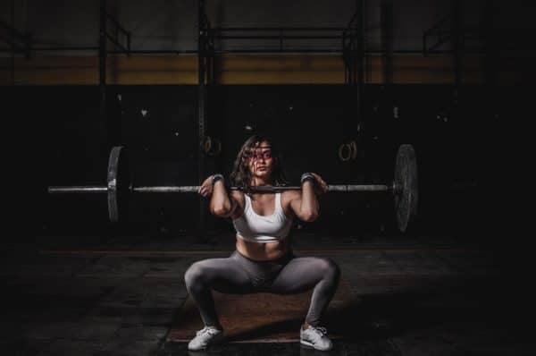 woman lifting weights 